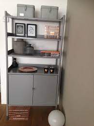 een stellingkast ikea gebruikt als industriele kast voor inde woonkamer ikea keukenkasten ikea apothekerskast