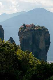 You may recognise the monastery of holy trinity as it was used in the james bond movie 'for your eyes only' roger moore scales the cliff face. Meteora Auf Den Spuren Von James Bond Luxify