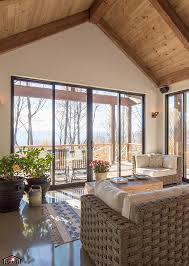 Superbe Salle De Sejour Avec Poutres Bois Et Plafond Cathedrale Plafonds Cathedrale Maison Laprise Et S En 2020 Maison Laprise Plafonds Cathedrale Plan Maison Bois