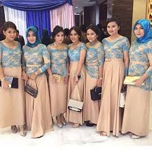 Penggunaan atasan kebaya seringnya dipadukan dengan balutan jarik batik untuk bawahannya. 17 Setelan Kondangan Perempuan Perpaduan Tradisional Namun Tampak Modern Dans Media