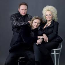 Надежда кадышева — биография и личная жизнь певицы немногие российские певцы известны за рубежом. Nadezhda Kadysheva Biografiya Skolko Let Ansambl Zolotoe Kolco Muzh Aleksandr Kostyuk Syn Grigorij