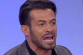 Anche per quanto riguarda i loro corteggiatori, a dare nell'occhio, oltre al già conosciuto mariano catanzaro. Uomini E Donne Gianni Sperti Perde Le Staffe Il Vaffa Del Ballerino