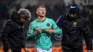 Born 7 february 1997) is an italian professional footballer who plays as a midfielder for serie a club inter milan and the italy national team. Inter Star Nicolo Barella Mit Knieverletzung Sieht Ernst Aus Goal Com