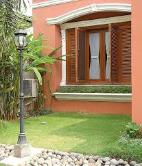 Walau rumah ini snagat minimalis dan mungil, tapi kolam renang yang tepat berada di samping bangunan mampu membangun kesan mewah tersendiri. Buat Jalusi Di Rumah Itu Penting Banget Tahukan Jalusi Itu Apa Semua Halaman Idea