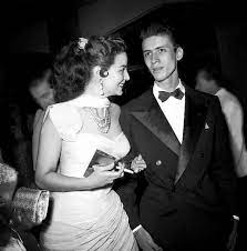 May 12, 2020 · luego de su divorcio en 1938, maría se mudó junto a su hijo a la ciudad de méxico, donde trabajó como recepcionista en el consultorio de un cirujano plástico. I Pinimg Com Originals E0 7b 10 E07b10032685654