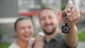 Felice Uomo Che Accarezza E Bacia La Pancia Della Moglie Incinta in Attesa  Della Nascita Di Un Figlio Stock Footage