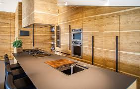 Para elegir sus ideas de diseño, se puede echar un vistazo a estas fotos de cocinas modernas de madera moderna. Lapitec Se Fusiona Con La Madera Natural En Una Moderna Cocina Artesana