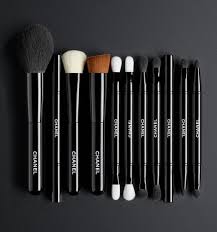 Les Pinceaux De Chanel Makeup Brushes Makeup Chanel Luxury Makeup Makeup Brush Set Best Makeup Tools Products