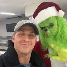 Just made it back to Nashville after my last concert of the year. I was  greeted at baggage claim by this guy. He's not so bad.