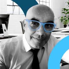 Este es el setup de Linus Torvalds para programar. Pero tú necesitas LEDs,  teclado mecánico y 2 pantallas.