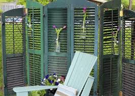 Paravent Aus Fensterladen Mit Blumenvasen Als Deko Paravent Garten Hinterhof Privatsphare Alte Fensterladen