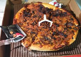 Home of the signature pan pizza, delivering hot & oven fresh pizzas from pizza hut. Pizza Hut Investigating After Woman Allegedly Gets Burnt Pizza In Mouldy Box Singapore News Asiaone