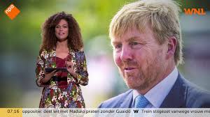 Het kleden van een kamerlid op prinsjesdag: De Vraag Van Deze Prinsjesdag Zal De Koning Zijn Baard Nog Hebben