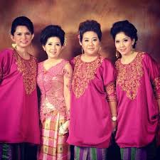 Kebaya brokat modern dengan model mermaid dress warna nude, berikut hiasan payet ini bisa jadi inspirasi ootd kondangan unik untuk hijabers. Chuya Daniel S Gallery Chuyadanielsgallery Websta Indonesian Clothing Fashion Traditional Dresses