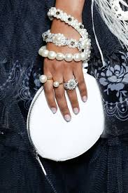 Vive le vernis blanc, le noir mais aussi le gris ! Manucure Les 4 Tendances De L Ete 2020 Vogue Paris