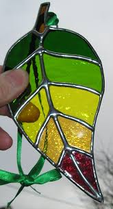Grand Verre Souille All Seasons Leaf Suncatcher Fabrique A La Etsy Stained Glass Stained Glass Gifts Stained Glass Diy