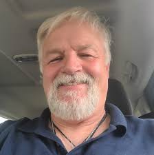 Shedeur Sanders brings his own music as he arrives for his NFL preseason  debut. (🎥: DanielOyefusi/X)