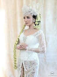 Jika kebaya hanya dipakai oleh seorang wanita saja, di jawa sendiri ada salah satu jenis pakaian adat jawa yang bisa dipakai pria. Potret Cantik 7 Seleb Kenakan Busana Adat Sunda Saat Menikah Anggun Banget Hot Liputan6 Com