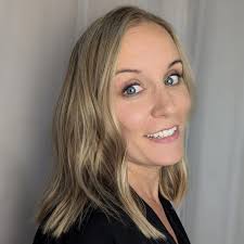 One of the best perks of being a hairdresser? Getting to spend more time  with family 💕. Today, I had the pleasure of giving my beautiful  sister-in-law Brittany a fresh new look!