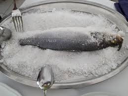Il branzino al sale si fa semplicemente ricoprendo un branzino, opportunamente pulito, con il sale. Branzino Al Sale Da Pulire Ovviamewnte Ci Pensa Il Personale Alla Spinatura Bild Von Ristorante Laura Rimini Tripadvisor