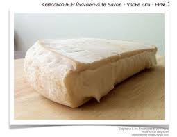 Le Reblochon Est Un Fromage Au Lait Cru De Vache Produit En Savoie Et Haute Savoie Et Beneficie D Une Aoc Depuis 1 Fromage Au Lait Cru Fromage Cheese Fromage