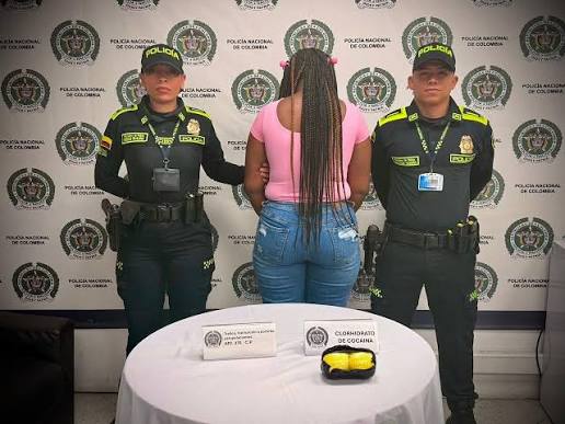 Capturan a mujer con dosis de marihuana en aeropuerto de San Andr&eacute;s Una  mujer fue capturada en el Aeropuerto Gustavo Rojas Pinilla, en San Andr&eacute;s  Islas, tras ser sorprendida con varias dosis