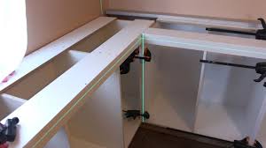 Puedes regular la altura de los módulos bajos con los zócalos ajustables y el grosor de la encimera para trabajar con comodidad. Instalacion Y Nivelacion De Zocalos Bases Para Muebles De Cocina Youtube