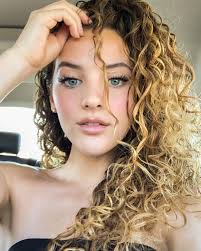 Sofie Dossi On Instagram The Curls Are Back Sofie Dossi Hairstyle Hair