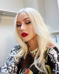 The singer opens up about kissing 2020 goodbye in 'yearly departed' and inspiring gen z style. Christina Aguilera Zeigt Fotos Aus Der Quarantane Tagebuch Auf Instagram Fans Zu Ermutigen Folgen Aktuelle Boulevard Nachrichten Und Fotogalerien Zu Stars Sternchen