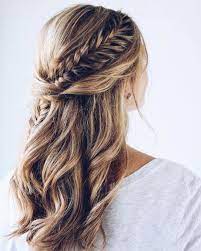 halbgeflochtene frisur mit eingelegtem zopf einem air boho gleichzeitig aber poliert einem eingelegt hochzeitsfrisuren frisuren brautjungfernfrisuren