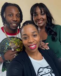 Today I delivered a singing telegram 🎶💌 for my cousin  @blackbone_nosugar_nocream to celebrate her and her husband Aaron's  anniversary. Happy Anniversary you two 🎉❤️!!! Thank you for having me. I  hope you