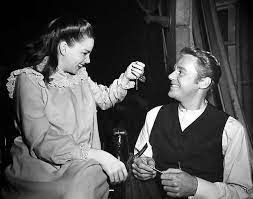 Judy Garland Shows Van Johnson Her Lucky Charm On The Set Of In The Good Old Summertime Judy Garland Liza Minnelli Judy Garland Judy Garland Show
