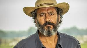 Fim da novela 'Pantanal': sozinho, José Leôncio sente fortes dores no peito  e não consegue pedir socorro