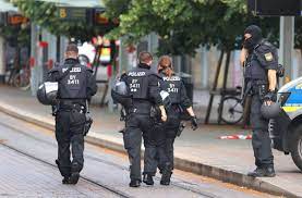 Im fall der dresdner #messerattacke verurteilt das gericht den angeklagten #syrer abdullah a. Mxkvmxlh2 L 6m