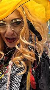 Downtown Tacoma Farmers Market is pure love, joy ,and friendship ❤️ ...and  shopping, beautiful flowers, produce so beautiful I wanna wear it in my  hat. 🛍 ✨️ 💕 🎨 🐈 😻 🎨 🎶 🌞 🌼 🌸 🌻 🌹 🏵 🌼 🌸 🌻 🌹 🏵 🌼 🌸 🌻 🌹  🏵 ...