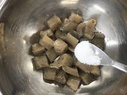 塩もみと下茹で】こんにゃくのあく抜き基本からレンジまで