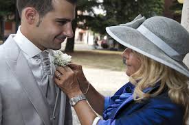 Rosa mutter des bräutigams blinkende schärpe. Brautmutterkleider Was Tragt Die Mutter Der Braut Hochzeitsplanung