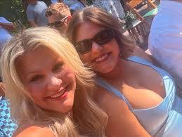 Karen Fabre's Instagram, Twitter & Facebook