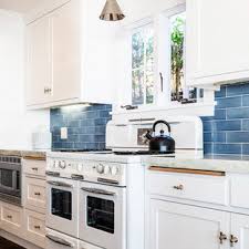 Shaker style cabinets and raised and recessed white kitchens can give a sleek and clean feel, but remember you may have to do a bit more explore the beautiful kitchen ideas photo gallery and find out exactly why houzz is the best. Kitchens With White Cabinets And Gray Countertops Houzz