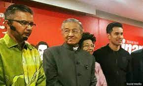 Universiti utara malaysia political science lecturer dr kamarul zaman yusoff doesn't think anwar has the numbers: Malaysiakini I Did Not Wet Myself When Dr M Turned Up Analyst Chides Critics