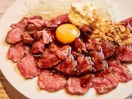 名物・ビーフステーキライスが大人気！「センタービーフ 渋谷店」【大食いアイドルもえのあずきの絶品グルメ60】｜るるぶ&more.