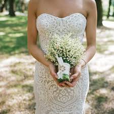 Arrange your bouquet from the inside out, starting with feature flowers like hydrangea and roses first, then adding smaller blooms as you go. Naeem And A Nosegay Go Together Like Birds Of A Feather Gown Naeemkhannyc Photo Calebchance Wholesale Flowers Wedding Vogue Wedding Wedding Dresses Lace