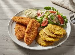 Patacones con pescado/with fish fillet