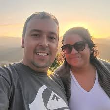 No passeio ilhas paradisíacas de Ilha Grande RJ está incluso praia da  Piedade. Forma uma praia bem fininha, e uma linda piscina natural. Tem  muitos peixes e a Sara Lis super aproveitou.