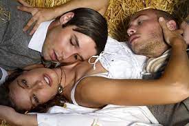 # zu dritt schlafen wir im bett # einstimmig abgelehnt 🤣 # wer braucht schon malle wenn er kleve hat 🤣. Jede Dritte Frau Wunscht Sich Liebe Zu Dritt B Z Berlin