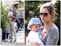 7 mayıs 2012'de noah phoenix ambrosio mazur adını verdiği oğlu dünyaya geldi. Alessandra Ambrosio Keeps Baby Noah Close