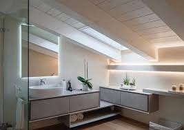 Lo specchio del bagno non è un elemento da scegliere con leggerezza, infatti, la forma, la grandezza, la cornice, ma soprattutto l'illuminazione che andiamo a selezionare, definiscono lo stile del bagno. Illuminazione Bagno Con Strisce Led Diffusa E Scenografica Design Outfit