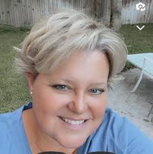 Are there lockers at beaches in Curaçao and are snorkeling vests necessary?