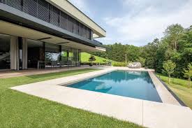 Schwimmbecken Mit Uberlaufkante In Hanglage Schwimmbecken Pool Swimmingpool