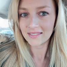 Lisa Hott's Instagram, Twitter & Facebook